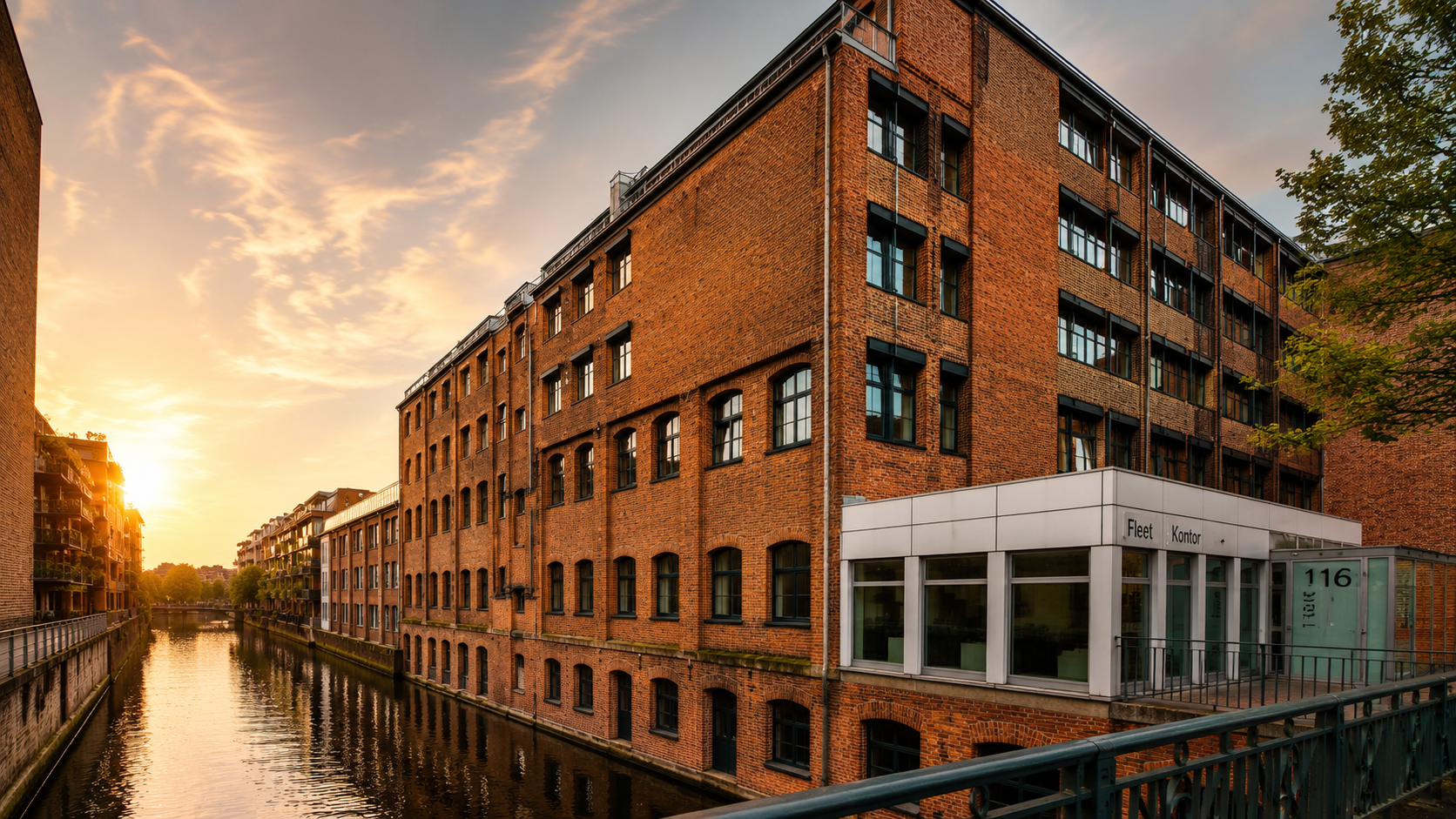 Historisches Backsteingebäude am Fleet in Hamburg bei Sonnenuntergang